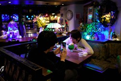 「平成レトロ」を楽しむZ世代の若者＝前田梨里子撮影