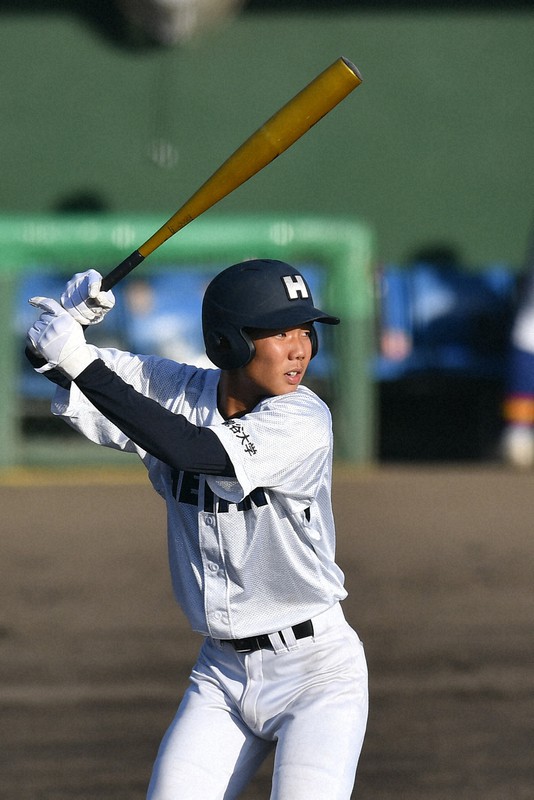 左利きなのに右投げ右打ち 龍谷大平安・異色の6割打者 センバツ | 毎日新聞