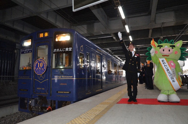 観光列車「おれんじ食堂」10周年 鹿児島中央駅で記念出発式 肥薩おれん
