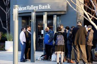 シリコンバレー銀行の経営破綻が週末に公表され、翌週月曜日の朝に本店前で開店を待つ顧客ら＝米カリフォルニア州サンタクララで2023年3月13日、ロイター