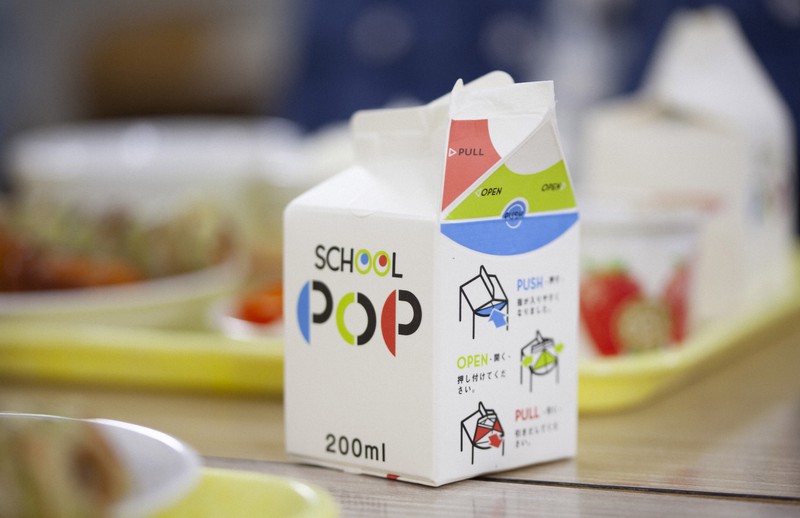 給食用牛乳パック「ストローなし」拡大 環境問題への関心期待も | 毎日新聞