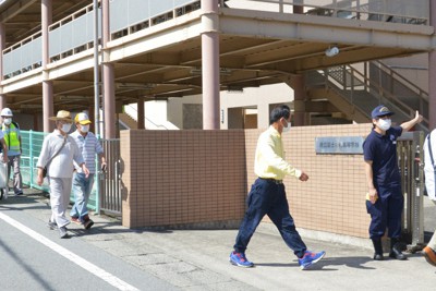 富士山の噴火による溶岩流を想定し、山梨県富士吉田市が市民を対象に、2022年9月に実施した徒歩による避難訓練＝同市提供