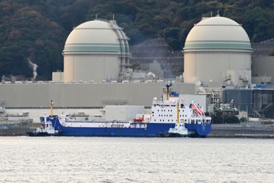 高浜原発（左から3号機、4号機）の専用港に入港するMOX燃料を積んだ輸送船＝福井県高浜町で2022年11月22日午前6時59分、望月亮一撮影