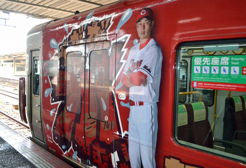 広島カープ・新井監督への期待乗せ JR西、ラッピング電車運行中 ／広島