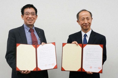 東京学芸大学付属高等学校の大野弘校長（左）と工学院大学の伊藤慎一郎学長