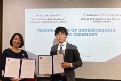 Pham Thu Huongディレクターと原広司准教授（右）