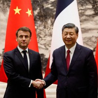 中国の習近平国家主席（右）と握手するフランスのマクロン大統領＝北京の人民大会堂で2023年4月6日、ロイター