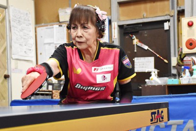 75歳の今も第一線でプレーする別所キミヱ選手＝兵庫県明石市の卓球教室「ALL　STAR」で2023年4月4日午後2時34分、岩壁峻撮影