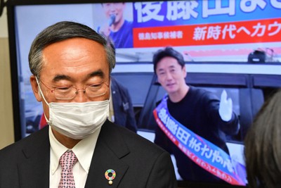 徳島県知事選で落選が確実となり、報道陣の質問に答える飯泉嘉門氏＝徳島市で2023年4月9日午後8時21分、望月亮一撮影