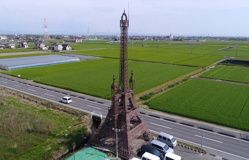 なぜここに？ 田園地帯にぽつんとエッフェル塔 制作に7年半 | 毎日新聞