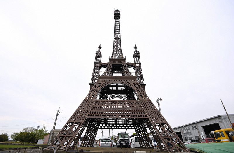 なぜここに？ 田園地帯にぽつんとエッフェル塔 制作に7年半 | 毎日新聞