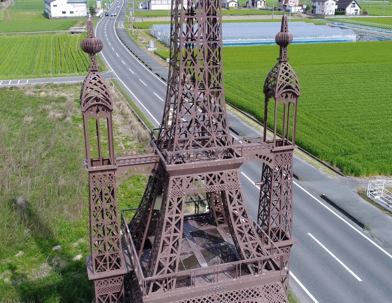 なぜここに？ 田園地帯にぽつんとエッフェル塔 制作に7年半 | 毎日新聞
