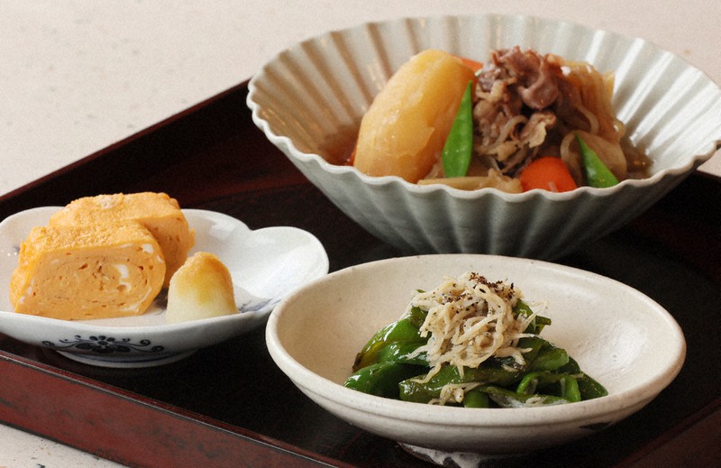 お料理上手の台所に 野菜かごを持つおばあさんのフィギュア