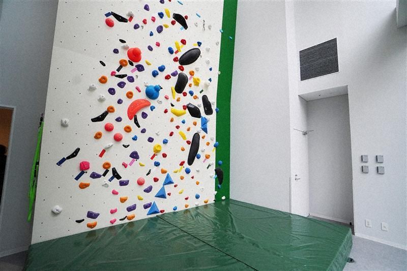 クライミングウォール けいざいフラッシュ：開かれた「壁」 関東学院大 | 毎日新聞