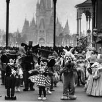 おなじみのミッキーマウスやドナルドダックも登場して、にぎやかな東京ディズニ－ランドのオープニングセレモニー（奥はシンデレラ城）＝千葉県浦安市で1983年4月15日