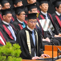 東京大学の入学式で式辞を述べる藤井輝夫総長＝東京都千代田区の日本武道館で2023年4月12日午前10時43分、前田梨里子撮影