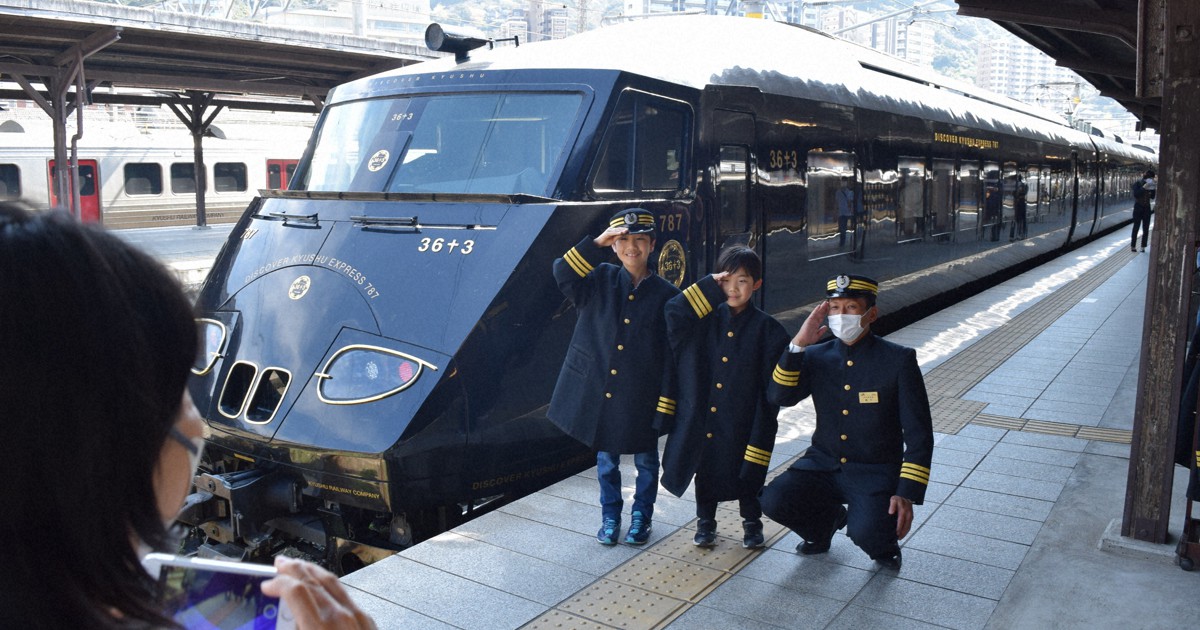 駅長が出迎え、レトロ駅舎で結婚式 進化する門司港駅の観光対応 | 毎日新聞