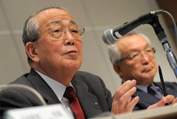 日本航空会長時代に記者会見で語る稲盛和夫氏（左）＝東京都品川区で2010年11月30日、手塚耕一郎撮影