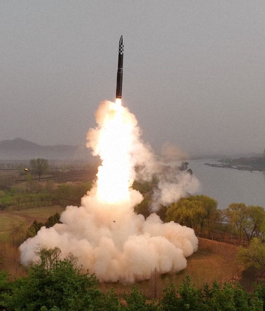 北朝鮮、固体燃料型のICBM「火星18」を発射と報道 | 毎日新聞