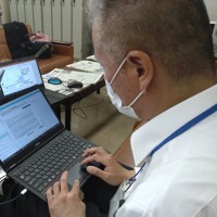 チャットGPTの活用方法を記者に説明する職員＝神奈川県横須賀市で2023年4月18日午後1時44分、橋本利昭撮影