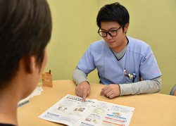 岡山大病院のがん相談支援センターで、がん治療にかかる医療費などについて相談員が説明やアドバイスをする＝岡山市北区で2019年12月20日、益川量平撮影