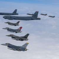 14日に朝鮮半島上空で行われた、米韓空軍による連合空中訓練。米軍のB52戦略爆撃機や韓国軍のステルス戦闘機F35などが参加した＝2023年4月14日（韓国国防省提供）