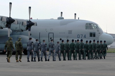 スーダンの在留邦人を退避させるため、周辺国のジブチに向けて出発するC130輸送機に乗り込む自衛隊員＝愛知県小牧市の航空自衛隊小牧基地で2023年4月21日午後2時22分、兵藤公治撮影