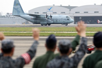 スーダンに滞在する邦人を退避させるため、待機先のジブチへ向け出発するC130輸送機＝愛知県小牧市の航空自衛隊小牧基地で2023年4月21日午後2時47分、兵藤公治撮影