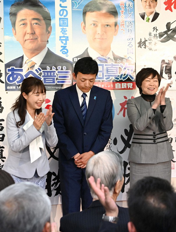 衆院山口4区補選、吉田真次氏が当選 安倍元首相後継 [写真特集3/7
