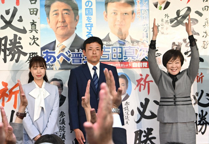 衆院山口4区補選、吉田真次氏が当選 安倍元首相後継 [写真特集3/7