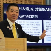 対話型の人工知能（AI）の活用と課題について県として検討する方針を示した三日月大造知事＝大津市の県庁で2023年4月25日午後1時54分、庭田学撮影