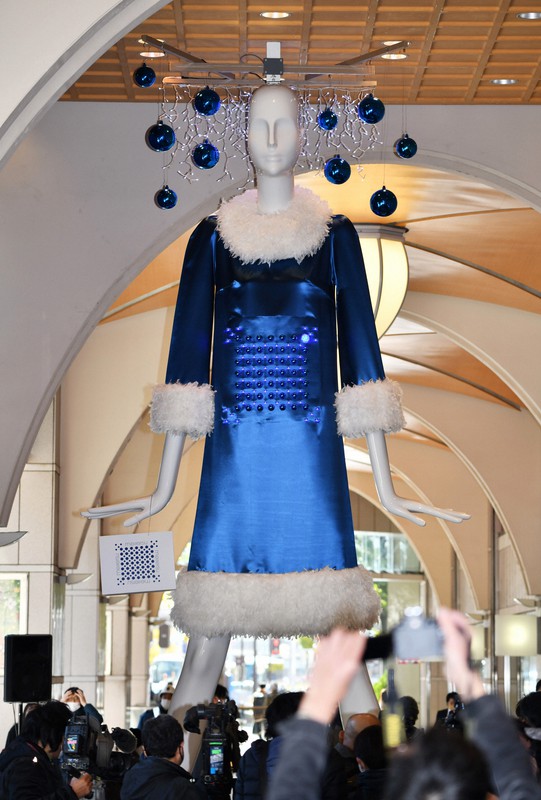 名古屋駅前の「ナナちゃん」50歳 記念衣装は群像柄のワンピース [写真