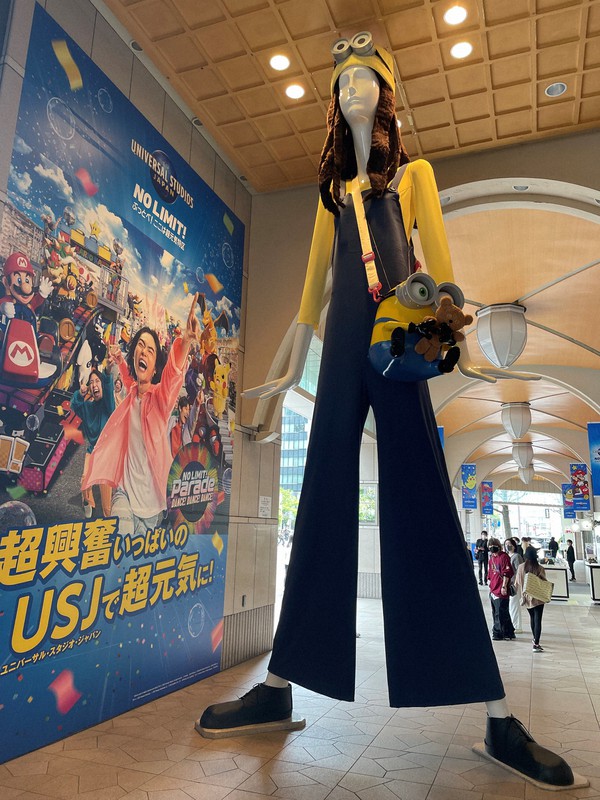 名古屋駅前の「ナナちゃん」50歳 記念衣装は群像柄のワンピース [写真