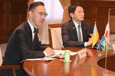 座長として発言する岡部教授（左）と斎藤知事