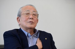 インタビューに答える稲盛和夫氏＝京都市伏見区の京セラ本社で2013年8月21日、中村琢磨撮影