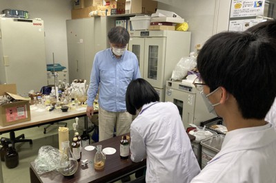 高校生に指導する高野文英教授