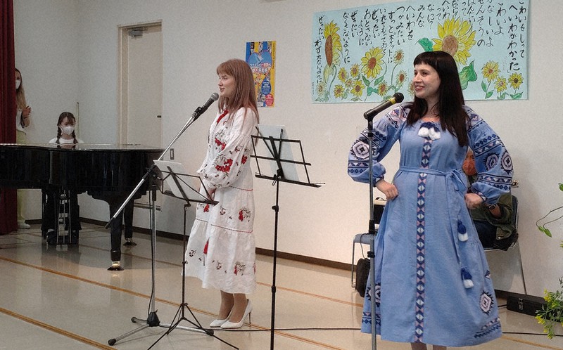 傷ついた人忘れないで ウクライナ支援イベント 出身女性3人 ライブ演奏 