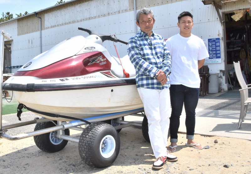きっとあそこだ」水上バイクで一直線 ダイバー5人救出に感謝状 | 毎日新聞
