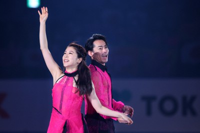エキシビションで笑顔を見せる村元哉中、高橋大輔組＝東京体育館で2023年4月16日、猪飼健史撮影