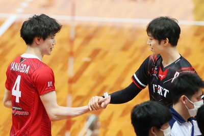 【ジェイテクト－富士通】試合終了後に握手する富士通の柳田百織（左）とジェイテクトの柳田将洋＝丸善インテックアリーナ大阪で2023年5月2日、梅田麻衣子撮影