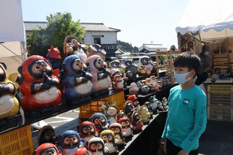 忍者姿のタヌキがずらり 5日まで・しがらき駅前陶器市 甲賀 ／滋賀