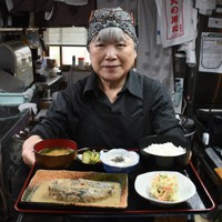 イワシのぬか炊き定食を持つ矢野さん