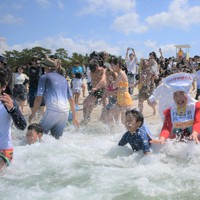 本州で最も早い」海開き 和歌山・白良浜 若者らの歓声響く [写真特集1
