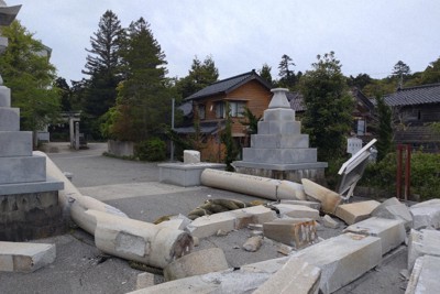 最大震度6強の揺れを観測した地震で、倒壊した須須神社の鳥居＝石川県珠洲市三崎町で2023年5月5日午後3時半ごろ、深尾昭寛撮影