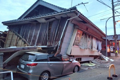 1階部分が崩れ、自動車を押しつぶした民家＝石川県珠洲市宝立町鵜飼で2023年5月5日午後6時46分、柴山雄太撮影（画像の一部を加工しています）
