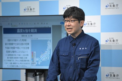 石川・能登地方などで発生した最大震度6強の地震について記者会見で説明する気象庁の下山利浩・地震情報企画官＝東京都港区で2023年5月5日午後4時42分、宮間俊樹撮影