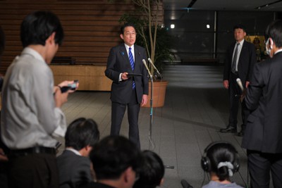 能登半島沖で発生した震度6強の地震を受け、アフリカからの帰国後に取材に応じる岸田文雄首相＝首相官邸で2023年5月5日午後10時27分、手塚耕一郎撮影