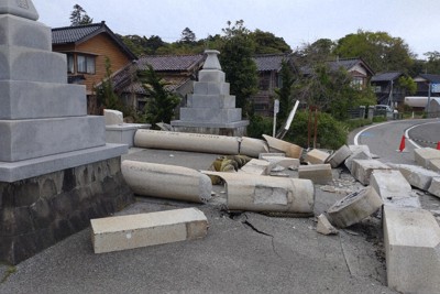 最大震度6強の揺れを観測した地震で、倒壊した須須神社の鳥居＝石川県珠洲市三崎町で2023年5月5日午後3時半ごろ、深尾昭寛撮影