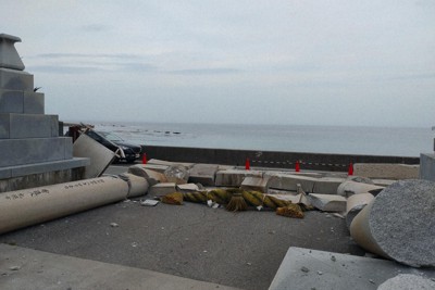 最大震度6強の揺れを観測した地震で、倒壊した須須神社の鳥居＝石川県珠洲市三崎町で2023年5月5日午後3時半ごろ、深尾昭寛撮影