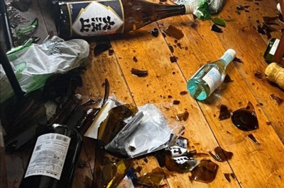 地震の揺れで床に落ちて割れた酒瓶＝石川県能登町で2023年5月5日撮影（松波酒造提供）